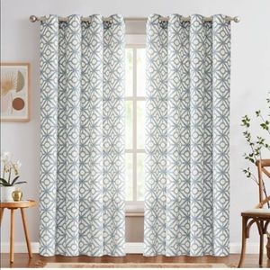 2 curtain panels